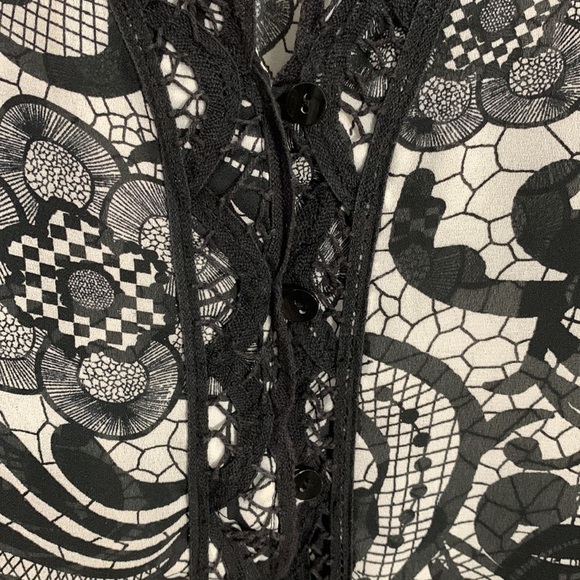 Violet & Claire Bkack & White blouse Sz Large, button up, good condition - Picture 4 of 6